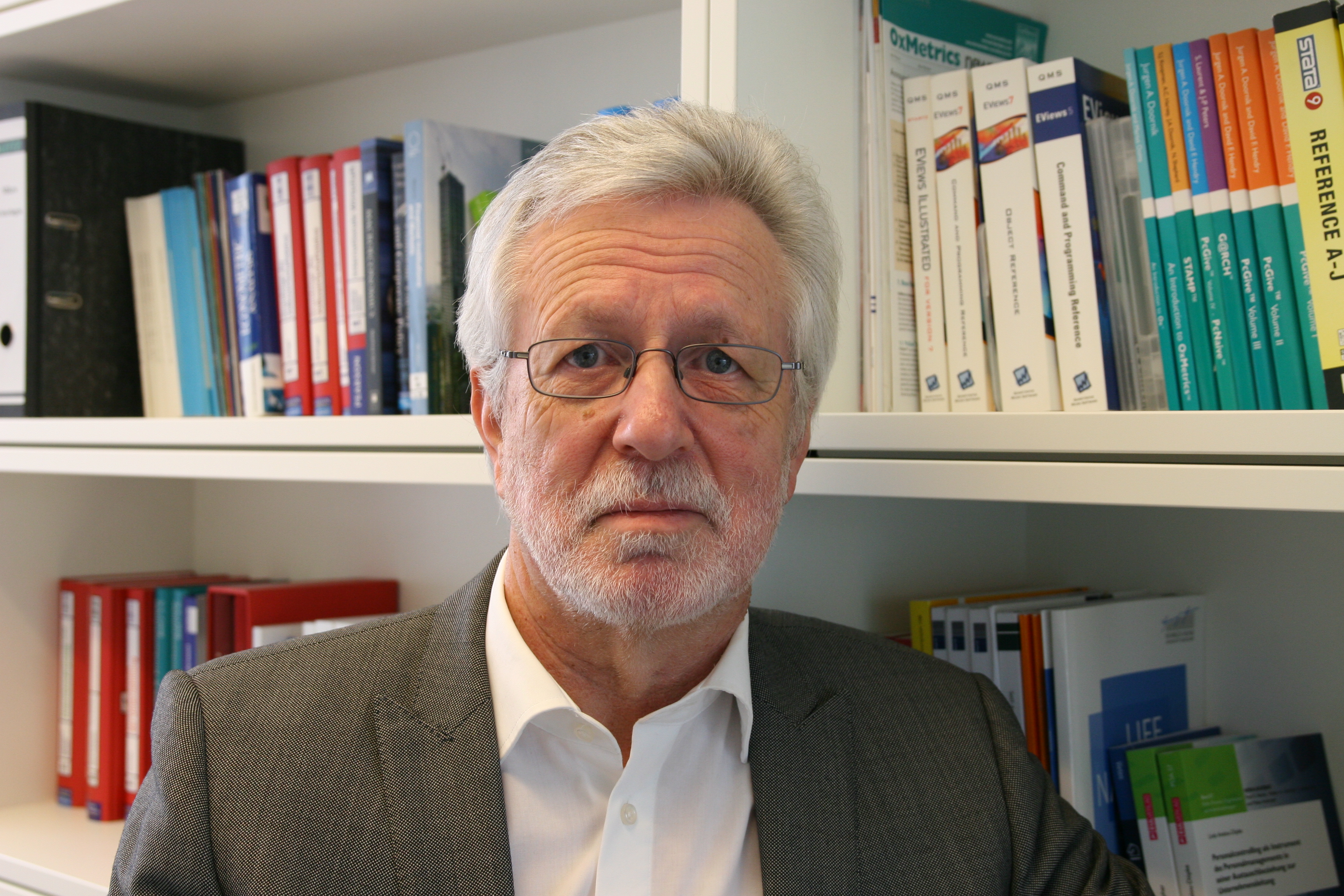 Heinz-Dieter Smeets ist Inhaber des Lehrstuhls für Volkswirtschaftslehre an ...
