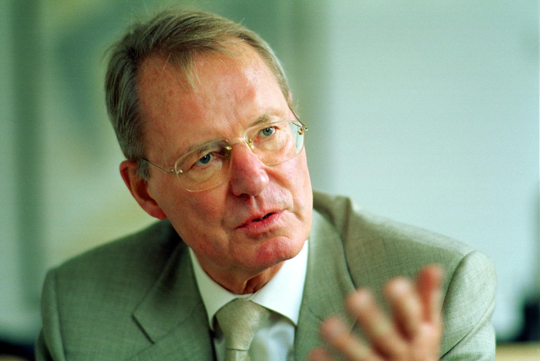 Hans-Olaf Henkel war Päsident des BDI. Er ist Honorarprofessor am Lehrstuhl für Internationales Management an der Universität Mannheim und Autor zahlreicher ... - henkel